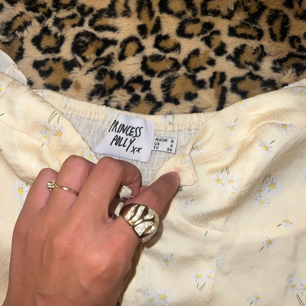 Precious yellow daisy top🤍